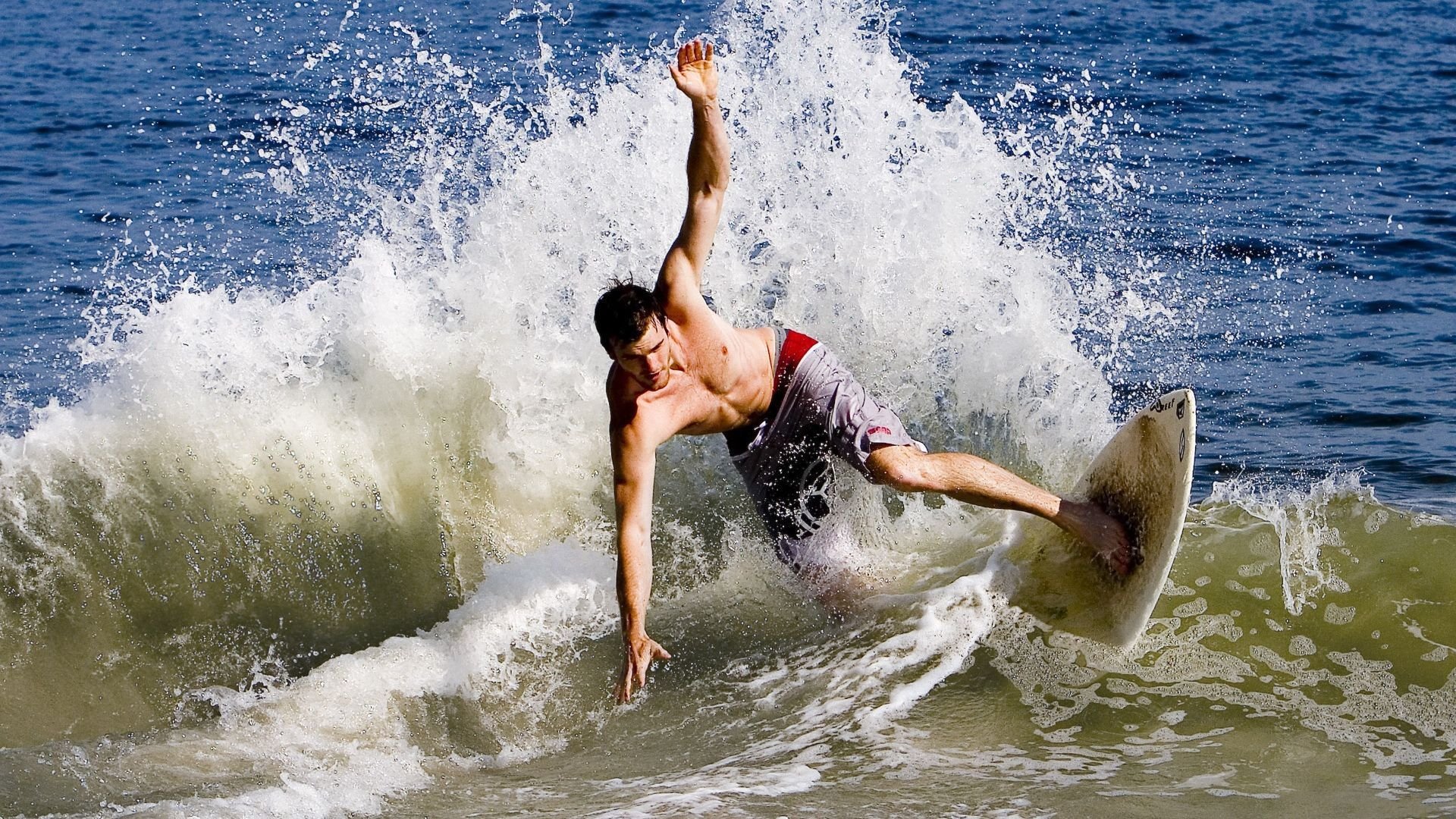 _水上漂移车表演：速度与水花的碰撞_，小车水上漂移