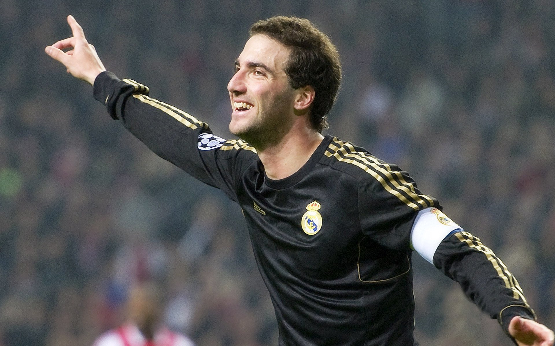 AYX体育-尤文图斯客场不敌阿贾克斯，呈现惨淡状态，尤文图斯对战